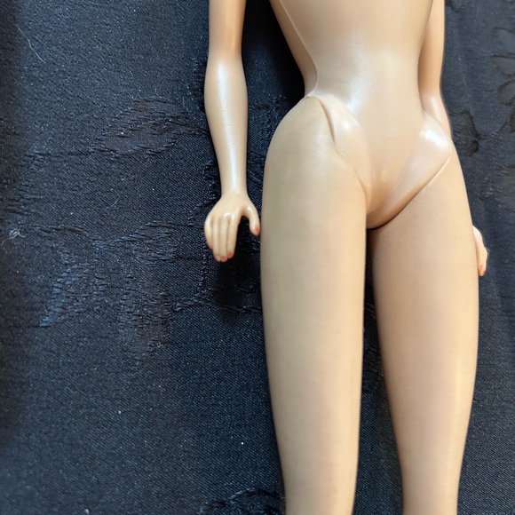 Barbie Fashion Queen doll with total bubble cut wig and black label blue top - Picture 8 of 12